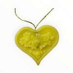 Bienenprodukte Shop Bienenwachs-Anhänger in Herzform mit Blumen-Relief und goldener Aufhängung