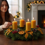 Bienenprodukte Shop Stumpenkerzen aus reinem Bienenwachs auf einem weihnachtlichen Adventskranz mit Tannenzweigen