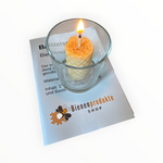 Bienenprodukte Shop Bastelset Bienenwachskerze mit brennender, selbst gerollter Kerze im Glas auf Anleitungskarte