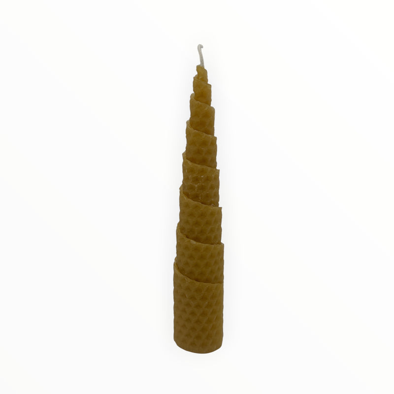 Bienenprodukte Shop Bienenwachskerze in Wabenform, handgerollt aus 100% natürlichem Bienenwachs in Goldgelb.