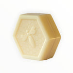 Bienenprodukte Shop Honigseife in Wabenform mit Bienenmotiv, angereichert mit Gelée Royale, Sheabutter und Olivenöl.