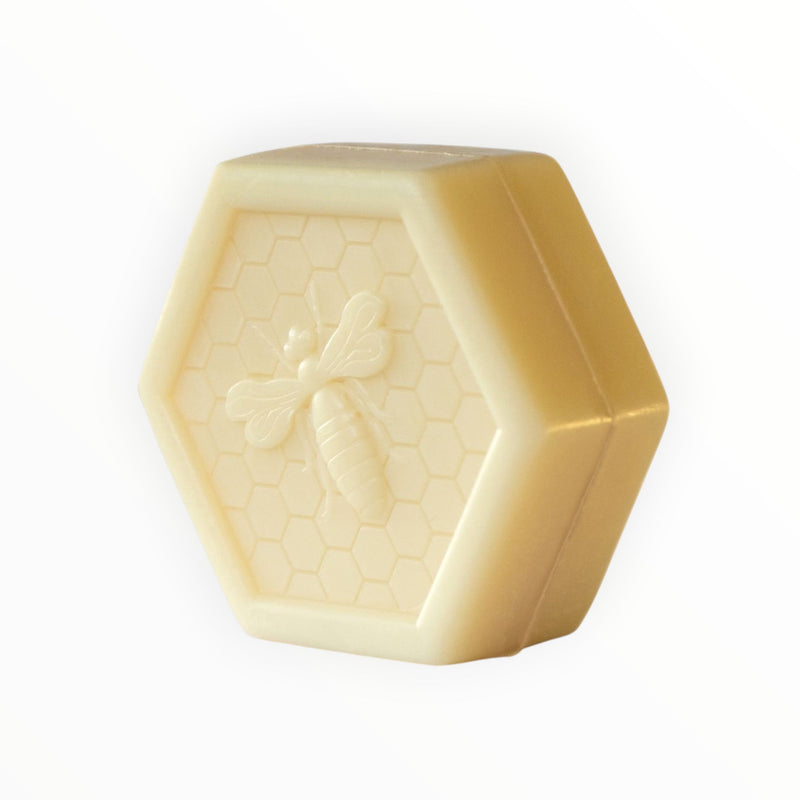 Bienenprodukte Shop Honigseife in Wabenform mit Bienenmotiv, angereichert mit Gelée Royale, Sheabutter und Olivenöl.